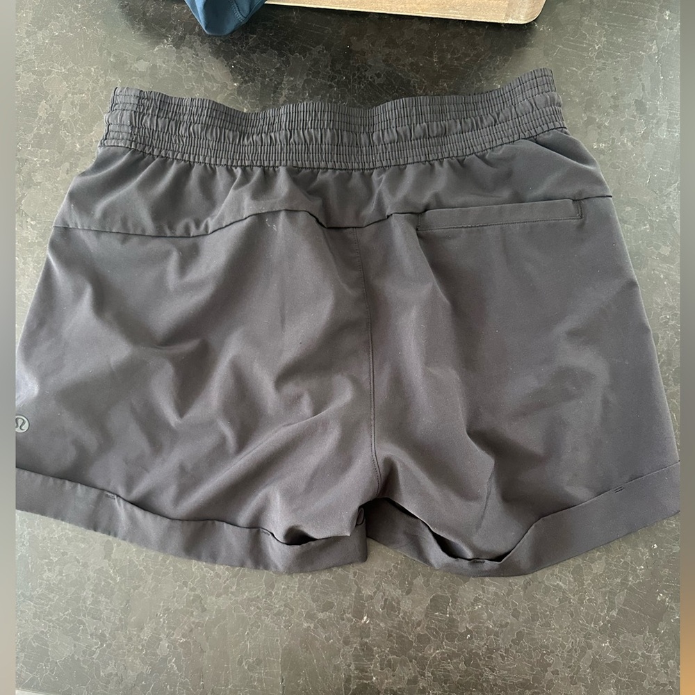 Lululemon Women black casual shorts- cuffed size 6. High rise.